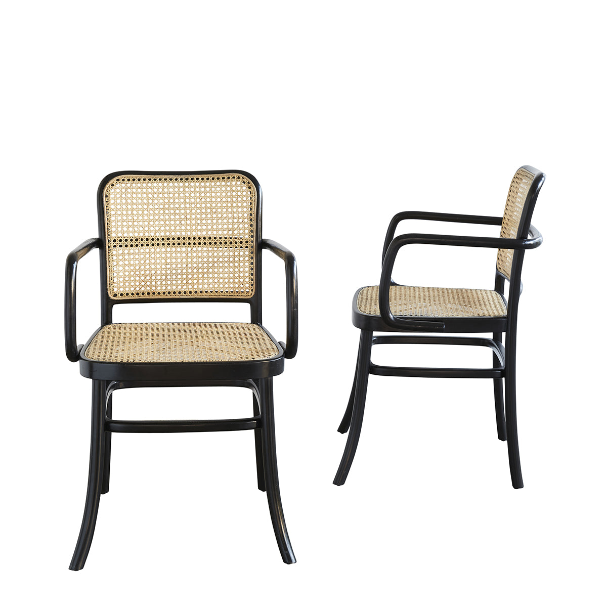 Berah Getah Aron lot 2 chaises accoudoirs acajou cannage