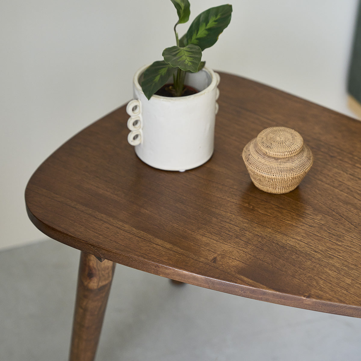 Berah Getah Brune table basse mindi noyer 62 cm