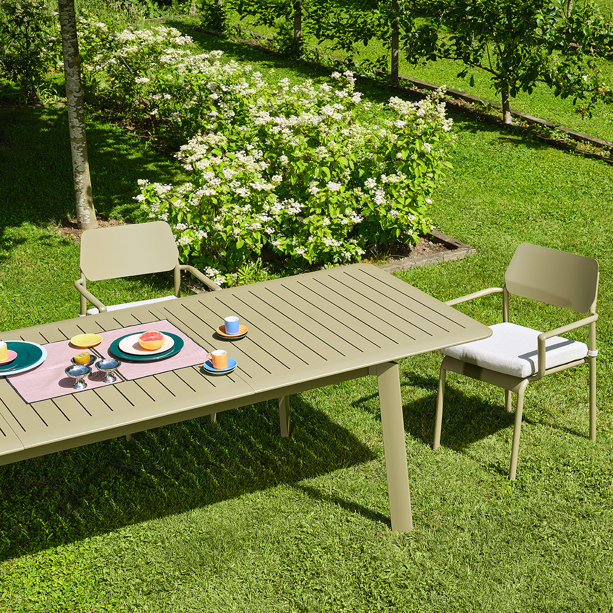 Berah Getah Saro table jardin aluminium kaki