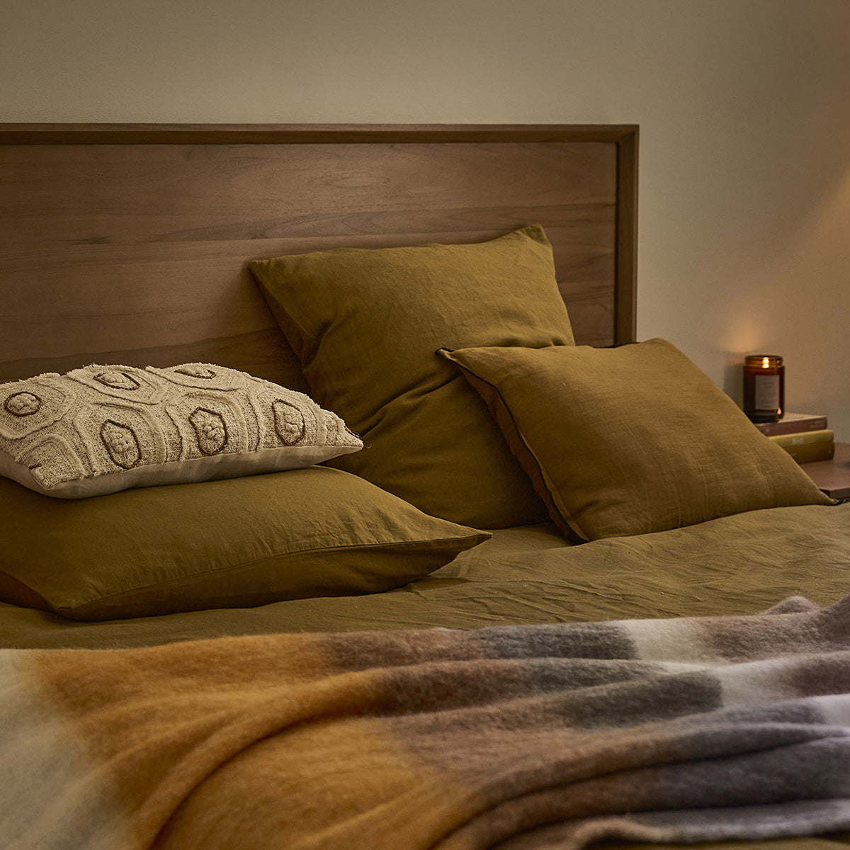Berah Getah Gustave lit teck massif 180 cm avec sommier